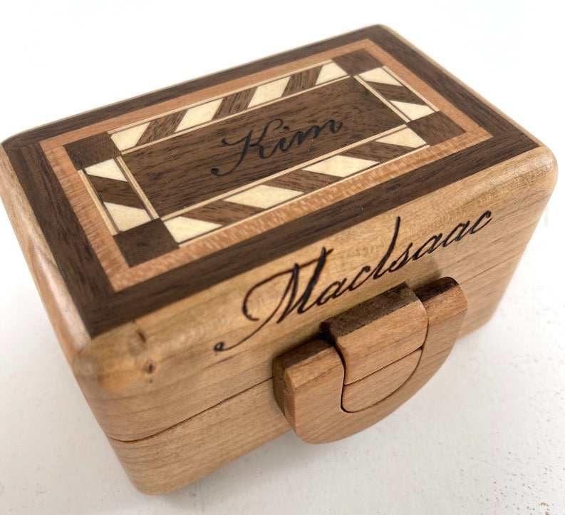 Small Custom wooden box<p><h5><span style="color: #2b00ff;">(Base price shown) - TreeToBox