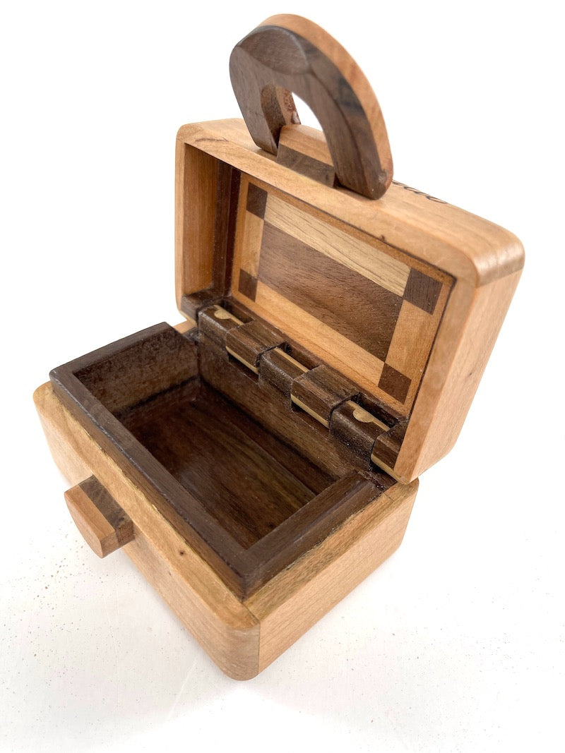 Small Custom wooden box<p><h5><span style="color: #2b00ff;">(Base price shown) - TreeToBox