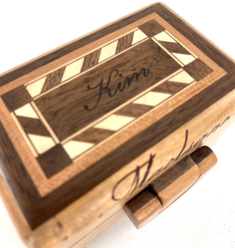 Small Custom wooden box<p><h5><span style="color: #2b00ff;">(Base price shown) - TreeToBox